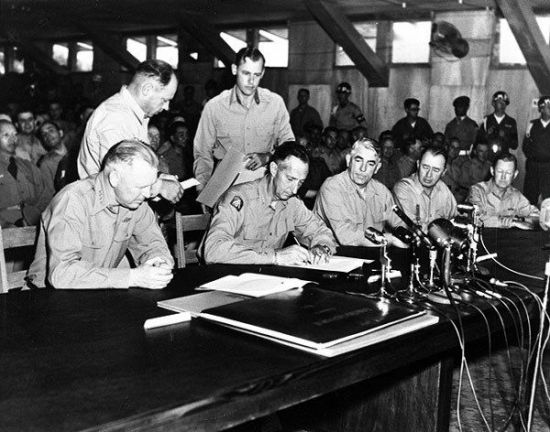 1953년 7월27일, 정전협정문에 서명 중인 마크 웨인 클라크 유엔군 총사령관의 모습(사진=국가보훈처)