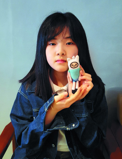 김지우양이 지난 13일 서울 강서구의 한 카페에서 인형을 들고 포즈를 취한 모습. 신현가 인턴기자
