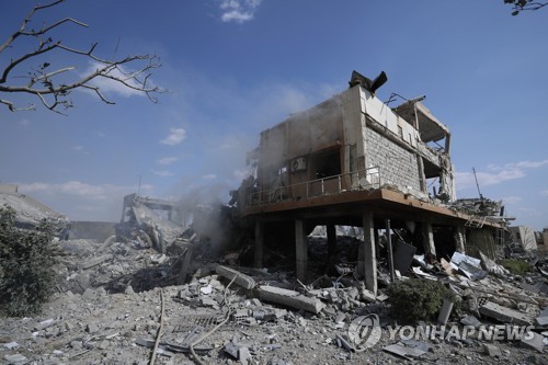 미·영·프 연합군 공습으로 폐허가 된 시리아 바르자 과학연구센터. [AP=연합뉴스]