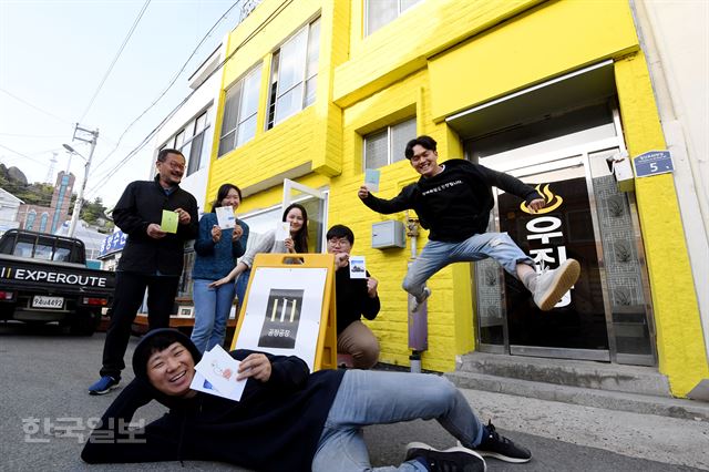 강제윤(왼쪽) 시인은 지난해 40년 넘은 목포의 옛 여관 우진장을 인수해 문화기획사 ‘공장공장’의 젊은이들에게 20년 동안 무상으로 쓸 수 있게 했다. 젊은이들의 아이디어와 열정으로 목포의 원도심이 활력을 되찾을 수 있도록 하기 위해서다. 목포=김주성 기자