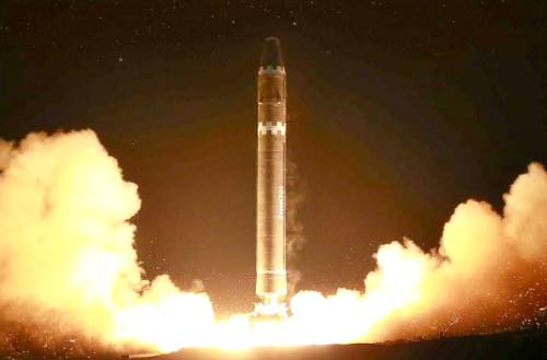 북한이 지난해 11월 발사한 대륙간탄도미사일(ICBM) 화성-15. 연합뉴스