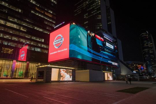 서울 삼성동 코엑스 SM타운 외벽에 설치한 초대형 디지털 사이니지 'K-POP 스퀘어 미디어' 모습. CJ 파워캐스트 제공