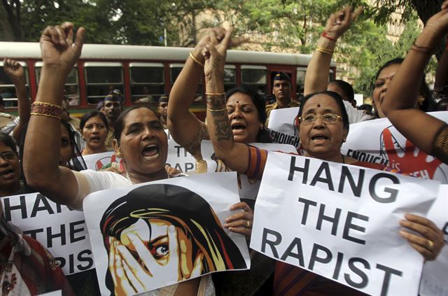 최근 잇단 성범죄에 분노해 인도 시민들이 23일 서부 뭄바이에서 항의 집회를 열고 성폭력 범죄자에 대한 강력한 처벌을 요구하는 플래카드를 든 채 구호를 외치고 있다. 뭄바이=AP 연합뉴스