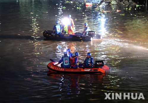 【구이린(광시)=신화/뉴시스】중국 남부 광시(廣西) 좡족자치구 구이린(桂林)시 시우펑(秀峰)구 타오화장(桃花江) 강에서 지난 21일 오후 용선 경기 연습 중이던 보트 2척이 전복돼 17명이 사망했다. 구조 선박들이 사고 현장에서 구조 활동을 벌이고 있다. 2018.04.22.