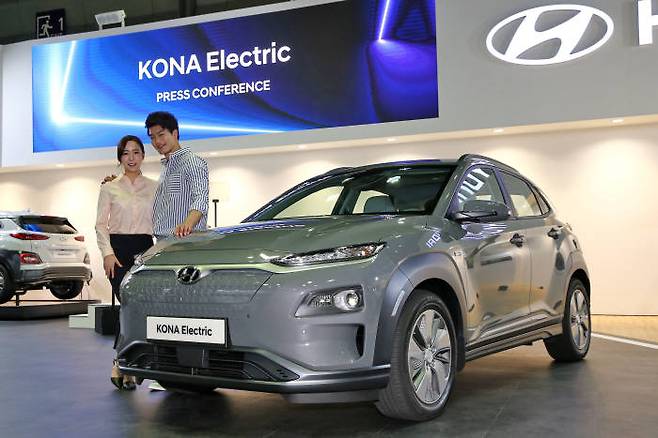 지난 12일 서울 코엑스에서 열린 'EV 트렌드 코리아 2018'에서 현대차가 공개한 소형 SUV 전기차 '코나 일렉트릭'.