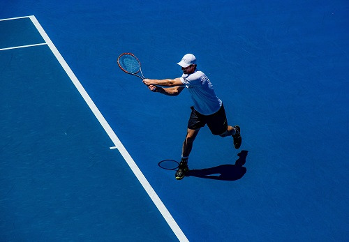 테니스는 베테랑선수도 부상위험이 높은 운동이다. 따라서 충분한 영양섭취, 철저한 준비운동, 보호대 착용 등 부상예방수칙을 지키는 것이 좋다.