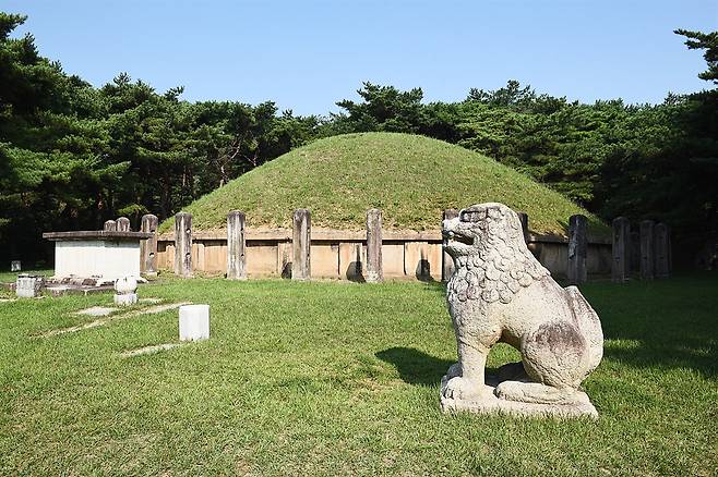 신라 제 42대 왕 흥덕왕의 무덤. 사자상 네 마리가 사방에서 무덤을 지키고 있다. ⓒ홍윤호