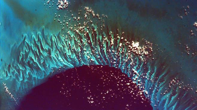 카리브해의 바하마섬. ISS의 어스캄에 포착된 이 사진은 바하마섬의 깊은 해구와 얕은 여울이 교차하는 곳이다.
