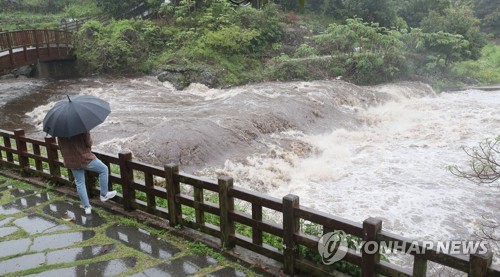 제주 남부 호우경보…한라산 폭우 (서귀포=연합뉴스) 박지호 기자 = 제주지방기상청이 제주 남부에 호우경보를 내린 23일 오전 서귀포시 서홍천에 폭우로 인한 급류가 흐르고 있다. 2018.4.23      jihopark@yna.co.kr