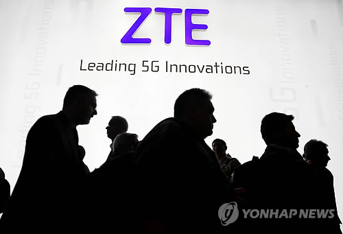 미국 "ZTE, 7년간 美기업과 거래 금지" (바르셀로나<스페인> 로이터=연합뉴스)  미국 상무부는  16일(현지시간) 북한과 이란 제재를 위반하고 이들과 거래한, 중국의 대표적인 통신장비업체인 ZTE에 대해 향후 7년간 미국 기업과 거래를 할 수 없도록 조치했다.      영국 사이버보안 당국 관계자도 이날 영국 이동통신사업자들에게 ZTE 장비 이용을 피하도록 경고했다고 월스트리트저널(WSJ)이 보도했다. 사진은 지난 2월26일 스페인 바르셀로나의  테크놀로지 콘퍼런스 '모바일 월드 콩그레스(MWC)' 행사장 벽면에 ZTE 로고가 선명한 모습.        bulls@yna.co.kr