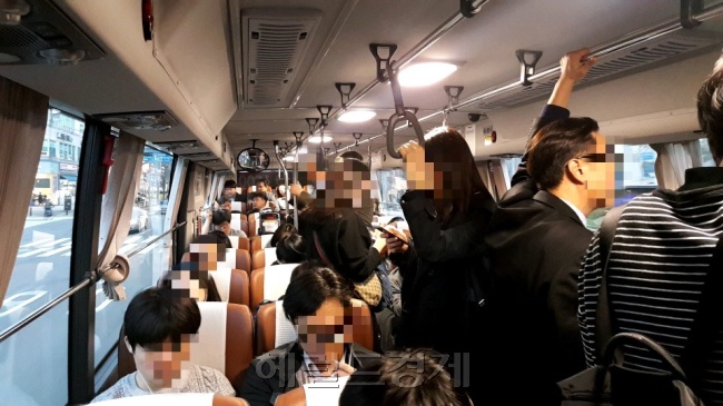 출근길 서울의 한 버스 안 시민들의 모습. [헤럴드경제DB]
