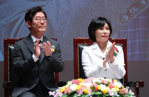 더불어민주당 이재명 경기지사 후보와 부인 김혜경씨가 지난달 14일 경기도 성남시 중원구 성남시청에서 열린 민선 5·6기 성남시장 퇴임식에서 박수를 치고 있다. 성남=뉴스1