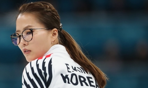 김은정 컬링 선수는 2018 평창동계올림픽에서 '안경 선배'란 별명을 얻으며 큰 주목을 받았다. 연합뉴스