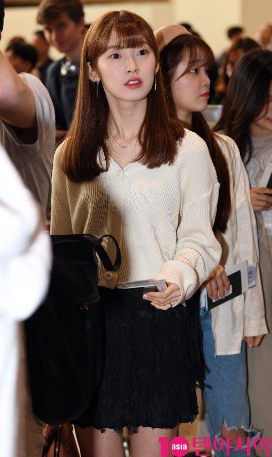 그룹 오마이걸(효정, 미미, 유아, 승희, 지호, 아린, 비니) 아린이 25일 오전 팬미팅‘Fanmeeting 2018 비밀정원 in Japan’참석차 김포국제공항을 통해 일본으로 출국하고 있다.