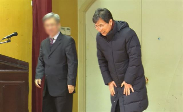 '드루킹' 김동원(왼쪽)씨가 1월 서울 모 대학에서 경공모 주최로 연 초청강연에서 안희정 전 충남지사를 소개하고 있다. 연합뉴스
