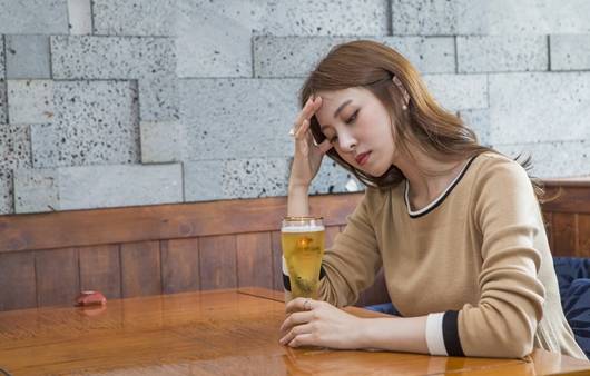 맥주를 마시는 여성