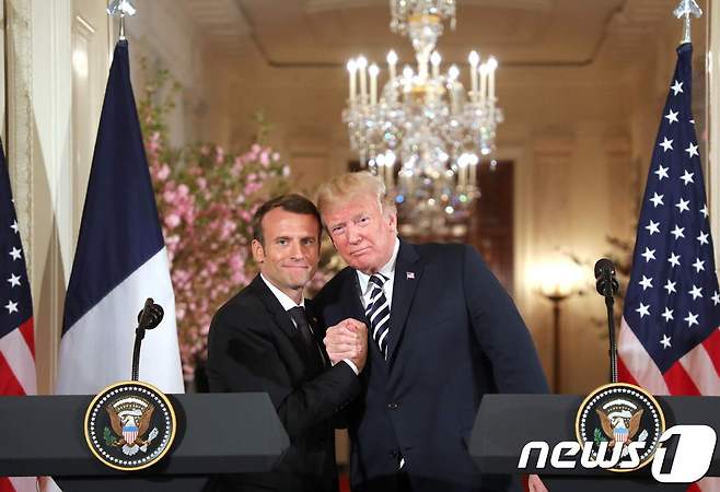 24일(현지시간) 미국 백악관에서 회담 뒤 공동 기자회견에 참여한 에마뉘엘 마크롱 프랑스 대통령(왼쪽)과 도널드 트럼프 미국 대통령(왼쪽). © AFP=뉴스1