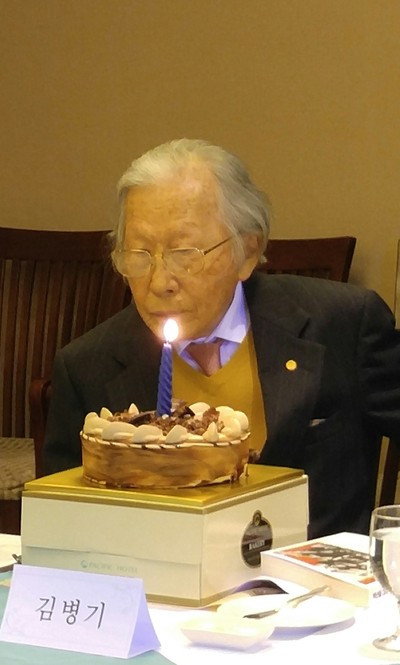 김병기 화백이 지난 4월10일 서울 명동 퍼시픽호텔에서 열린 한 원로모임에서 102살 생일 축하를 받고 있다. 그는 이날 갓 출간된 회고록 <백년을 그리다>를 답례로 회원들에게 선물했다. 김경애 기자