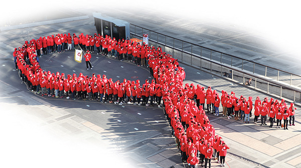 ⓒ한국에이즈퇴치연맹 세계 에이즈의 날인 12월1일 시민들이 에이즈 퇴치를 상징하는 빨간 리본 형상을 만들었다.