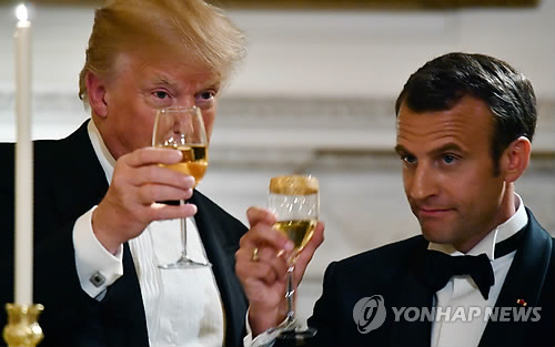 24일 백악관 국빈만찬서 건배하는 트럼프와 마크롱 (워싱턴 AFP=연합뉴스)