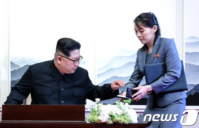 평화의 집에서 김정은 국무위원장이 방명록에 서명을 하고 있다. © News1 한국공동사진기자단