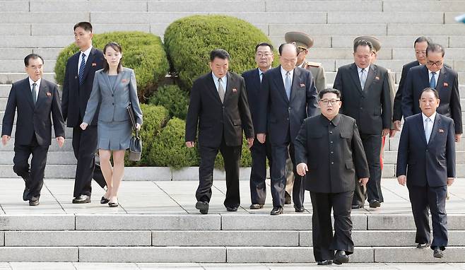 2018 남북정상회담이 열린 27일 오전 김정은 북한 국무위원장이 판문각에서 나와 군사분계선을 향해 계단을 내려오고있다. 김상선 기자