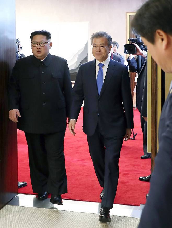문재인 대통령과 김정은 국무위원장이 사전환담장으로 들어가고 있다.김상선 기자