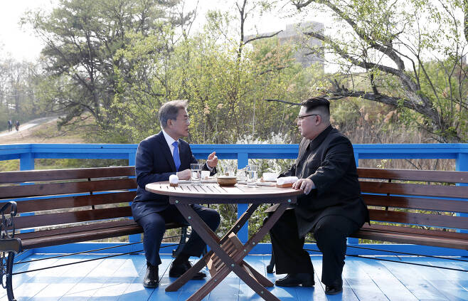 문재인 대통령과 김정은 북한 국무위원장이 27일 판문점 내 '도보다리'에서 대화하고 있다. 사실상의 단독 정상회담은 이곳에서 약 30분간 이어졌다. 김상선 기자
