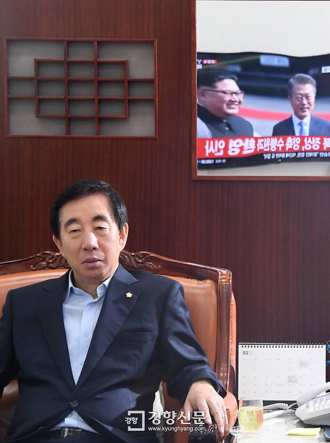 자유한국당 김성태 원내대표가 정상회담 방송을 보고 있다. 권호욱 선임기자