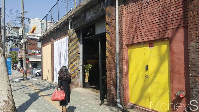 창고건물을 개조해 만든 성수동의 한 갤러리 카페. /사진=김창성 기자