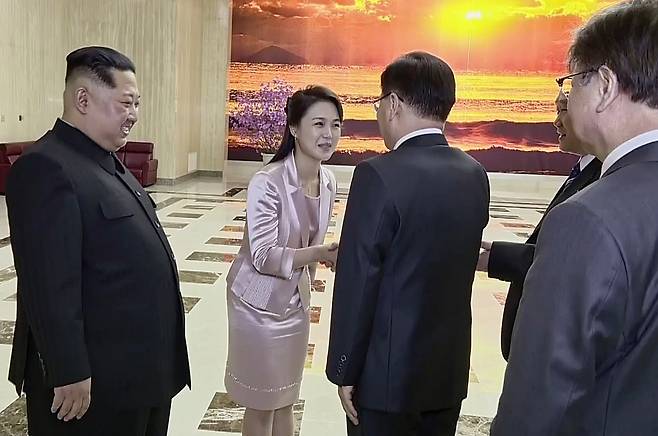 지난 3월 6일 오후 김정은 노동당 위원장 부인 리설주가 문재인 대통령의 대북특별사절대표단과 악수하고 있다. ⓒ연합뉴스