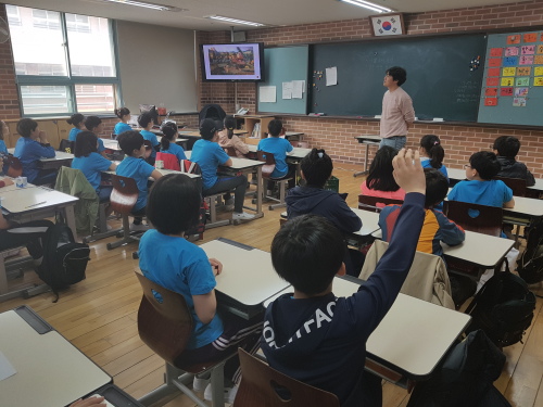 서울 양천구 신은초등학교 4학년 물오름반 학생들이 27일 오전 남북정상회담 생중계 시청에 앞서 통일에 대한 생각을 발표하고 있다.