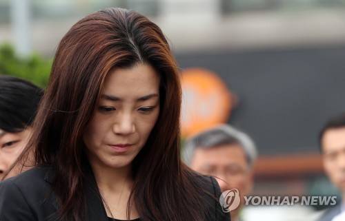 조현민 경찰출석 (서울=연합뉴스) 한상균 기자 = '물벼락 갑질' 논란 조현민 전 대한항공 광고담당 전무가 1일 오전 강서경찰서에 출석하고 있다. 경찰은 폭행과 위력에 의한 업무방해 등의 혐의로 조 전 전무를 조사한다. 2018.5.1 xyz@yna.co.kr