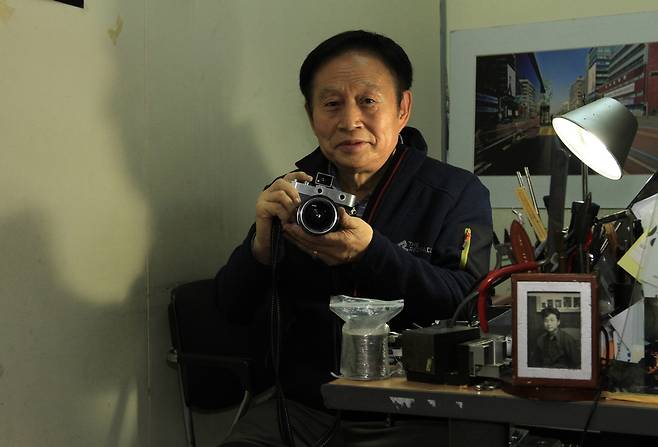 카메라 수리 53년의 ‘장인’ 김학원씨가 지난달 23일 서울 충무로에 있는 수리점 중앙카메라에서 자신이 직접 깎아서 만든 세상에 하나밖에 없는 KH-1을 보여주고 있다.