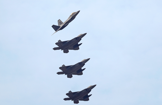 지난해 12월 비질런트 에이스에 참가한 미 공군의 스텔시 전투기인 F-22 랩터 편대. [연합뉴스]