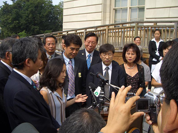 ⓒKACE 김동석 상임이사(오른쪽에서 두 번째)가 ‘121결의안’ 채택을 도운 교민들에게 인사를 하고 있다.