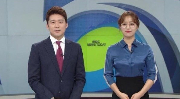 MBC 임현주 아나운서(오른쪽)가 안경을 쓰고 뉴스를 진행하는 모습. /사진= MBC 뉴스투데이