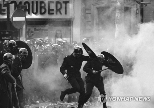 1968년 5월 프랑스 파리의 대규모 학생시위 [AP=연합뉴스 자료사진]