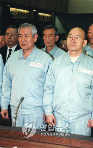 1996년 항소심 재판장에 선 전두환(오른쪽)·노태우 [연합뉴스 자료사진]