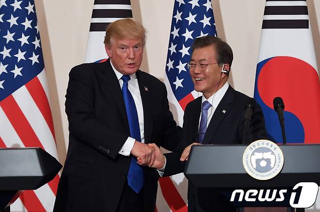 문재인 대통령(오른쪽)과 도널드 트럼프 미국 대통령 <자료사진> © AFP=뉴스1