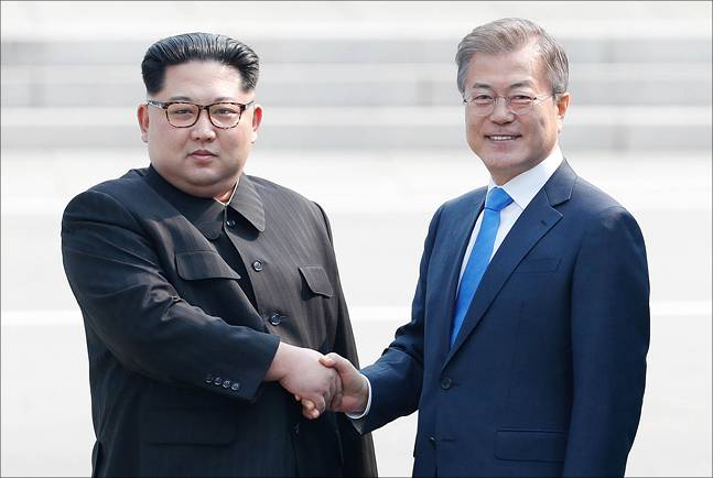 역사적인 남북정상회담이 열린 지난달 27일 오전 판문점에서 문재인 대통령과 김정은 국무위원장이 인사를 나누고 있다. ⓒ한국공동사진기자단