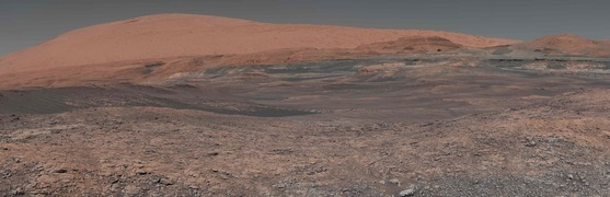화성 탐사로봇 큐리오서티(Curiosity)가 지난 1월 촬영한 사진을 합성해 지난 5월3일 만든 화성 표면사진. 큐리오서티는 화성표면을 돌아다니며 분석한 결과물을 지구로 전송하고 있다.[사진 나사]