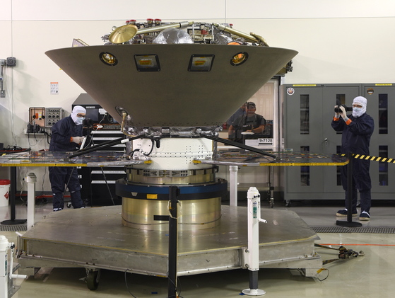 지난 4월 미국 반데버그 공군기지에 도착한 화성 무인탐사선 인사이트. 인사이트는 6개월 가량 우주를 비행해 오는 11월 말 화성 엘리시움에 착륙한다.[EPA=연합뉴스]