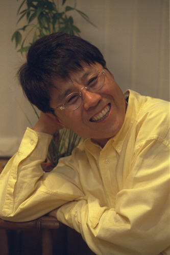 1998년 인터뷰 도중 쑥스럽게 미소짓는 조용필. 최승식 기자