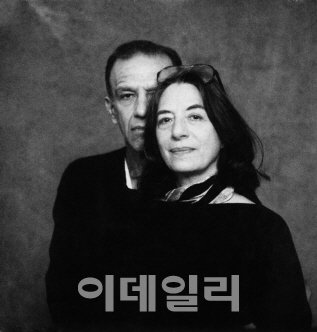 알렉스 카츠(왼쪽)와 그의 아내 아다 카츠. 아다는 카츠의 예술적 영감을 자극하는 평생의 뮤즈였다(사진=롯데갤러리).
