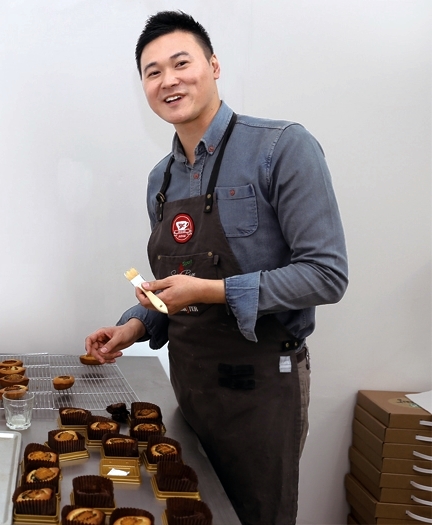 지역 명물 '장보고빵'을 개발한 조홍주 달스윗 대표(34) ⓒ완도신문