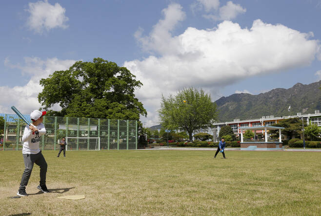 오전 중간 쉬는 시간 30분을 이용해 운동장에 나온 남학생들이 야구놀이를 즐기고 있다. 600살 된 느티나무가 학생들을 듬직하게 지키고 서 있다. ⓒ이돈삼