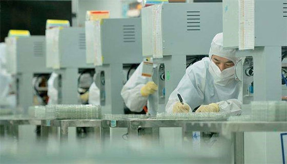 애플과 삼성전자의 스마트폰에 쓰이는 강화유리를 생산하는 란쓰커지 공장 내부 모습. [중앙포토]