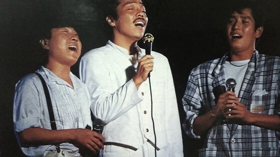 1984년 팍스 뮤지카에서 '친구여'를 부르는 조용필, 일본의 다니무라 신지, 홍콩의 알란 탐. [중앙포토]