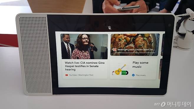 구글의 새로운 AI 기기 '스마트 디스플레이'가 9일(현지시간) 미국 캘리포니아주 마운틴뷰 쇼어라인 엠피시어터에서 진행된 연례 개발자 대회 '구글 I/O 2018'에 전시돼있는 모습./ 사진=이해인 기자
